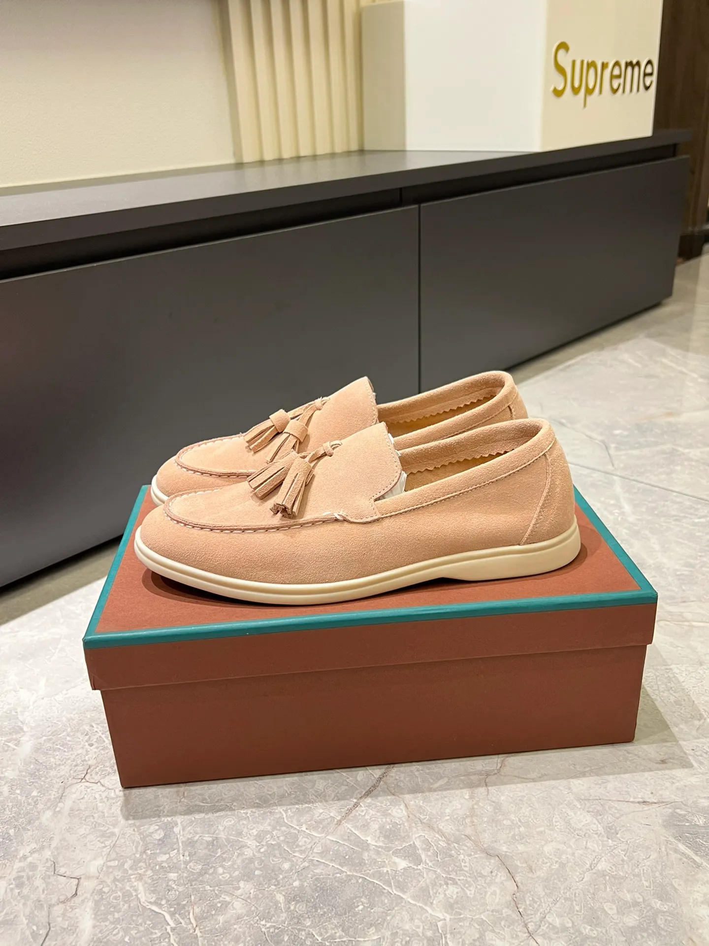 Men's shoes 💰p360 "Loro men's shoes 💰pian'*" Classic L men's shoes for couples 💰p Top version British flat loafers, a must-have item in old money style, the minimalist design is eye-catching and durable, a plus point for dressing The soft foot feel and texture are outstanding. They don’t scratch your feet and are very nice. They are matched with soft and waxy soles. They can be worn daily for a long time without getting tired. They are easy to wear, versatile and classic items, with perfect foot feel and texture! Imported cashmere fabric, the lining is made of imported A-grade water-dyed cow lining, the top version of the genuine leather midsole is sewn with pure handmade mark thread! Size: Female 35-40 (34. Customized) Male 38-44 (45.46. Customized)